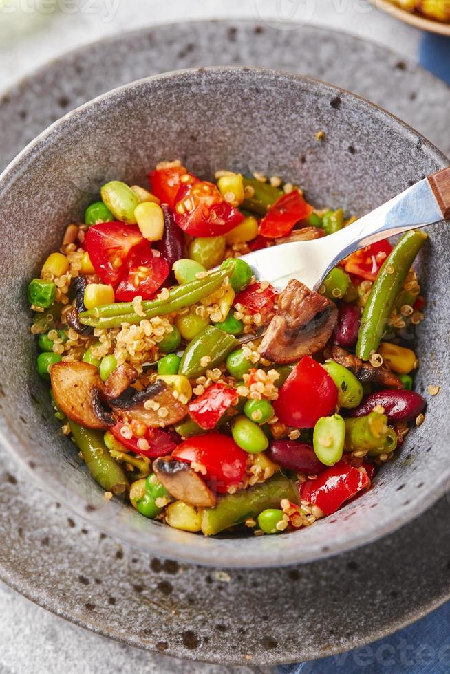 quinoa avec haricots verts, tomates, champignons frits, maïs, poivrons rouges, pois et soja. mélange de légumes sains photo
