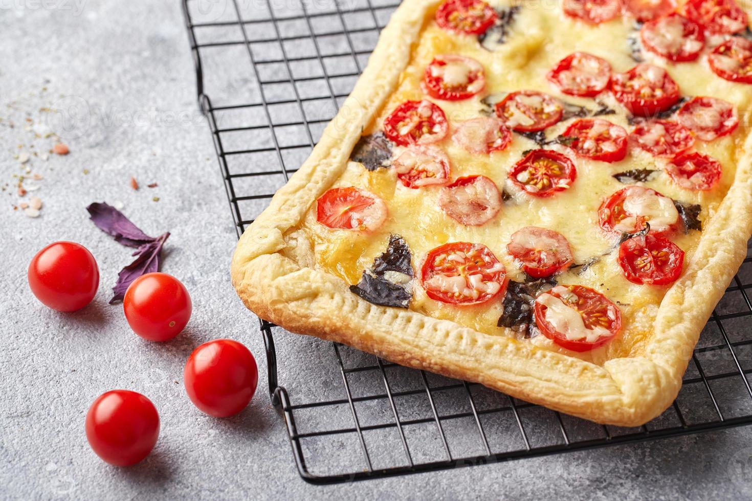 tarte feuilletée aux tomates cerises, mozzarella et basilic violet photo