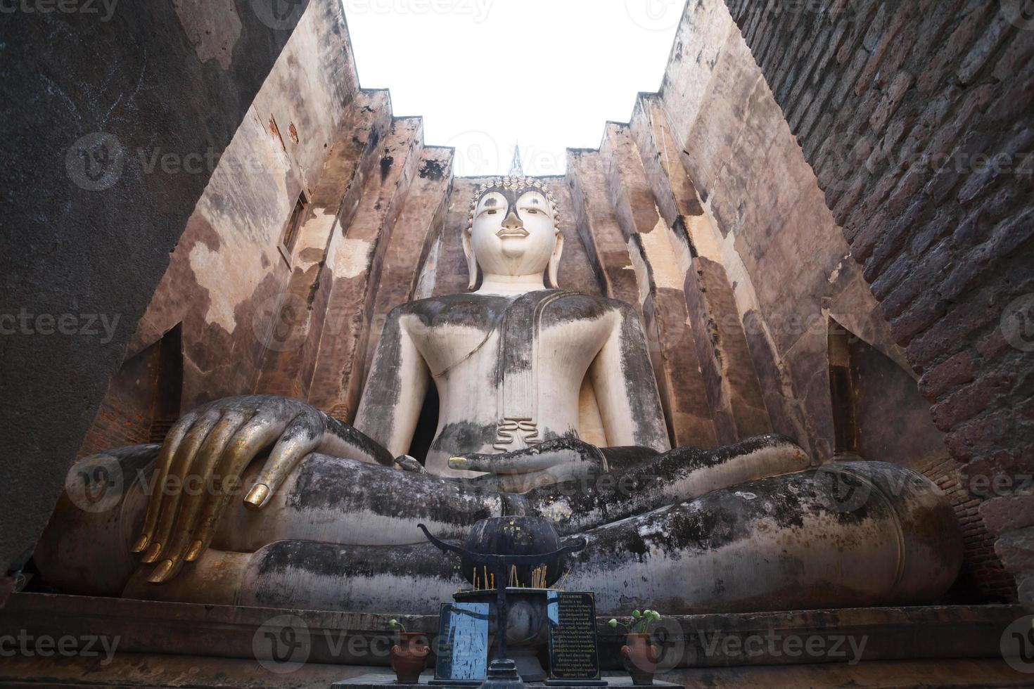 ancienne statue de Bouddha. Parc historique de Sukhothai, Thaïlande photo