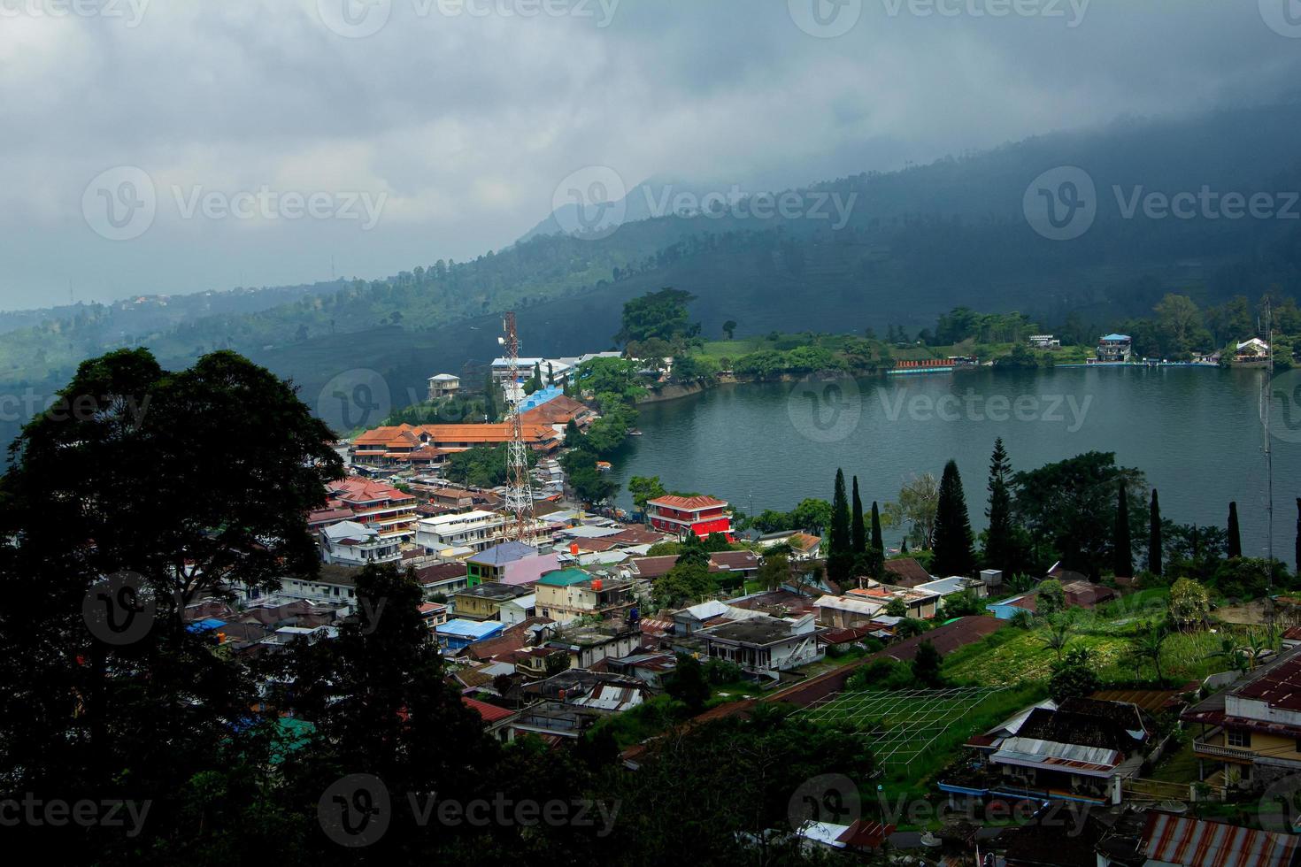 colonies ou maisons de résidents autour du lac sarangan photo