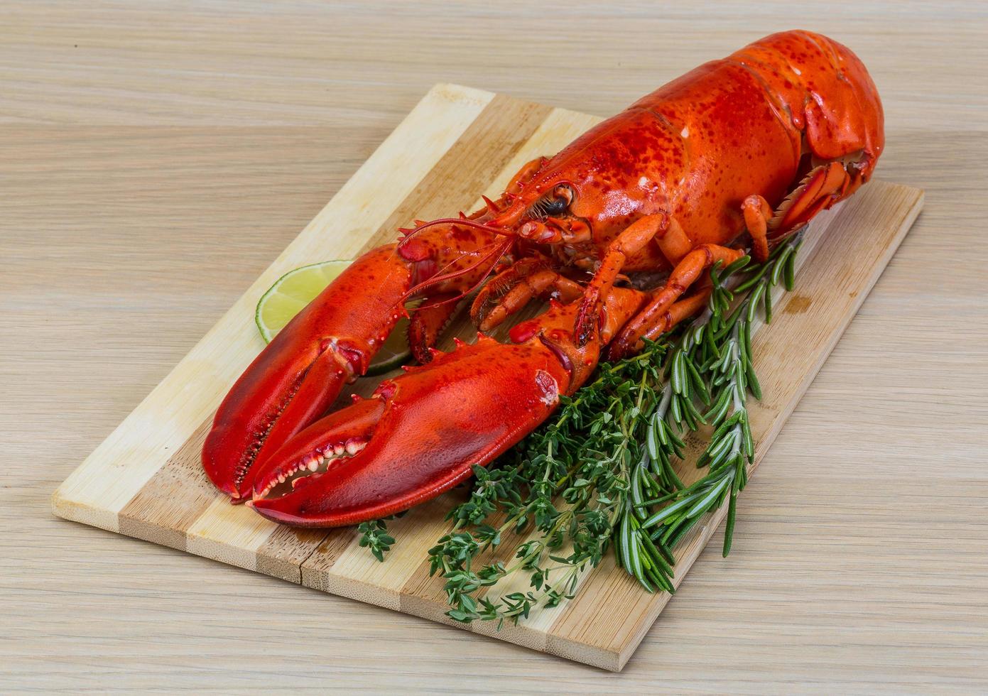 Homard bouilli sur planche de bois et fond de bois photo