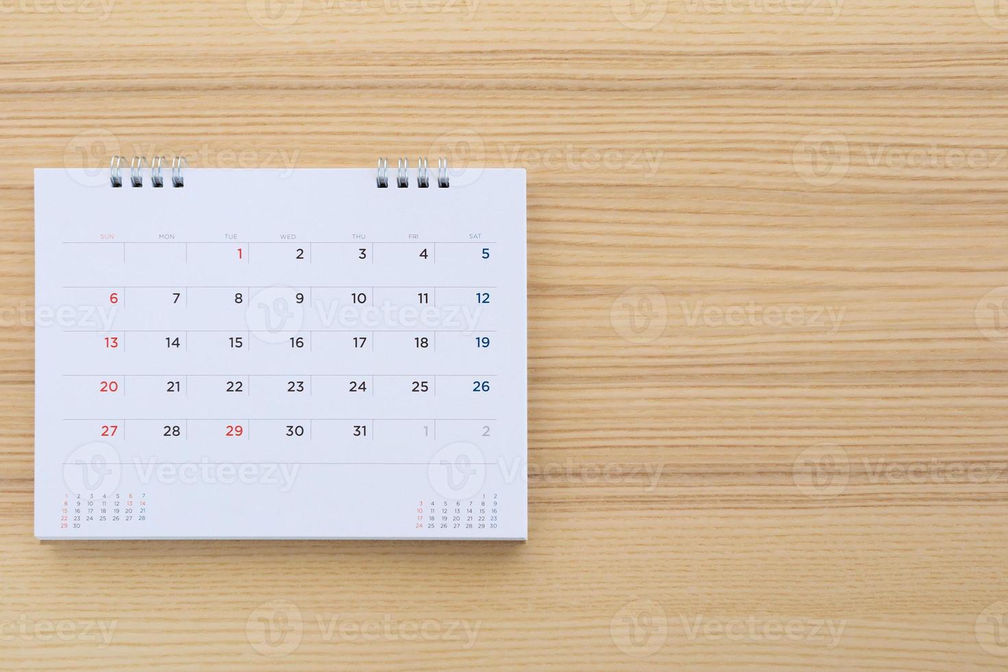 page de calendrier sur fond de table en bois photo