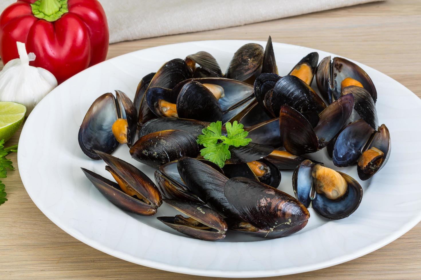 moules sur la plaque et fond en bois photo