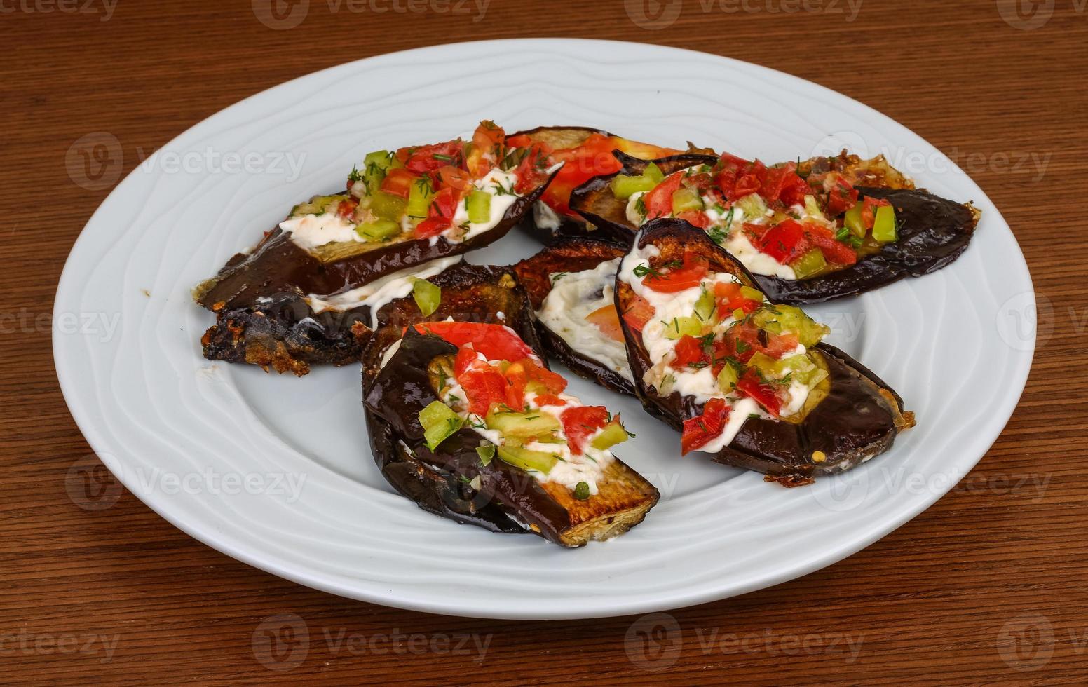 aubergines grillées sur la plaque et fond de bois photo