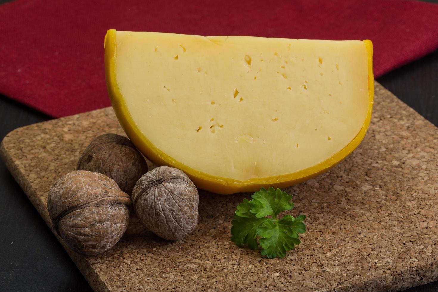 fromage rond jaune sur fond de bois photo