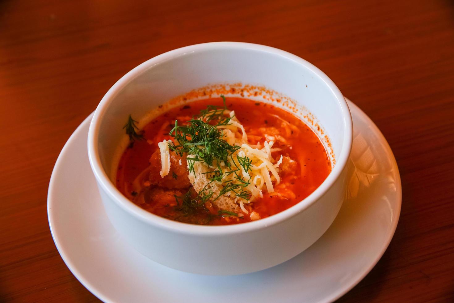 soupe de tomates dans le bol photo