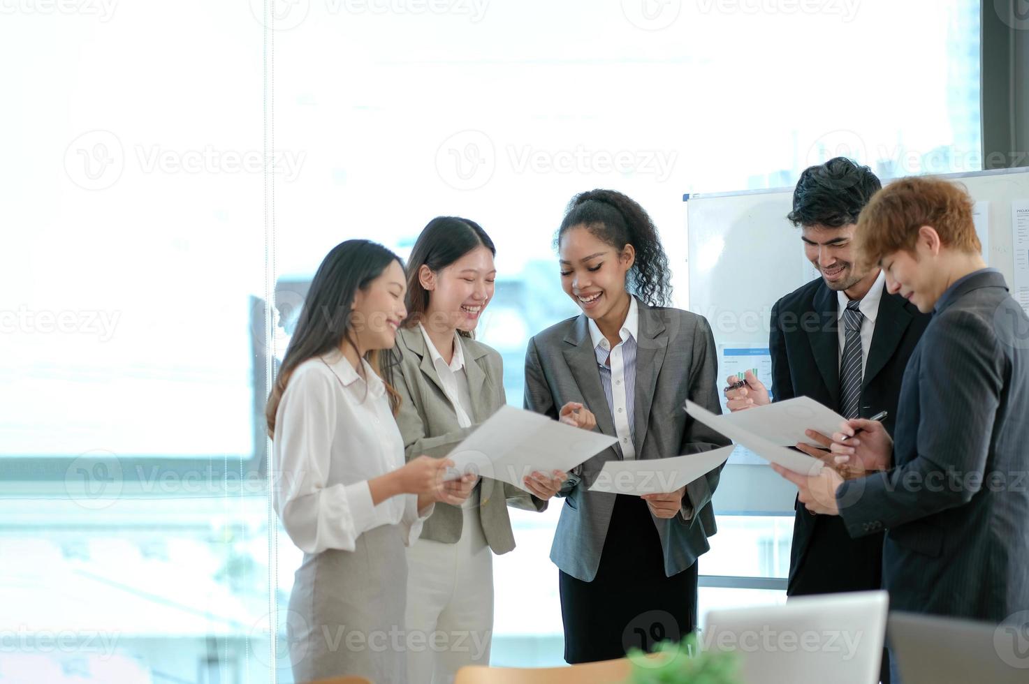 groupe de réunion d'affaires asiatiques et discussion avec un nouveau projet d'idée de démarrage. les gens d'affaires créatifs planifient l'analyse de la stratégie et réfléchissent avec un rapport de document au bureau photo