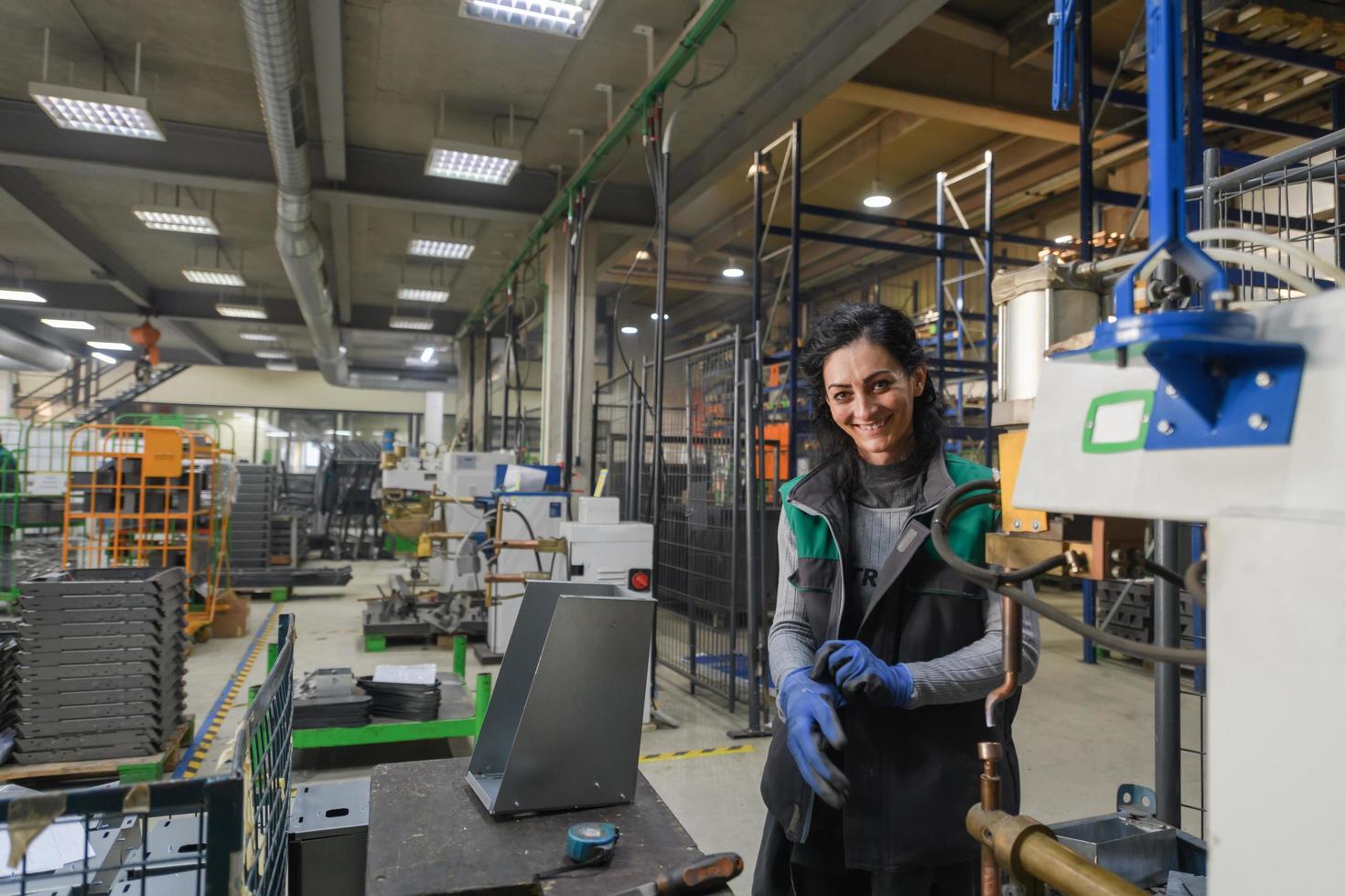 Turquie, 2022 - une femme travaillant dans une usine métallurgique moderne assemble des pièces pour une nouvelle machine photo