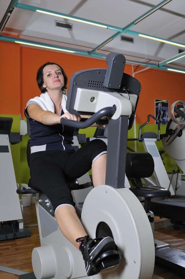 jeune femme travaillant dans une salle de sport photo