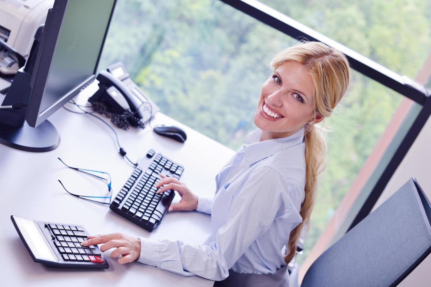 femme d'affaires travaillant sur son bureau dans un bureau photo