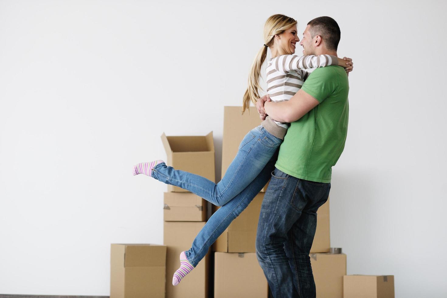 jeune couple emménageant dans une nouvelle maison photo