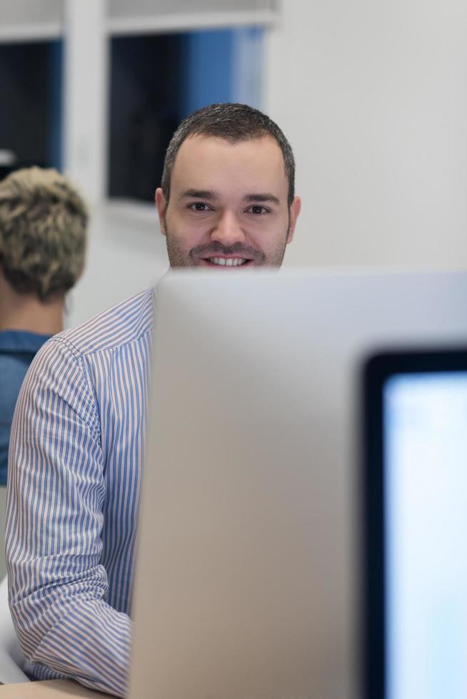 entreprise en démarrage, développeur de logiciels travaillant sur un ordinateur de bureau photo