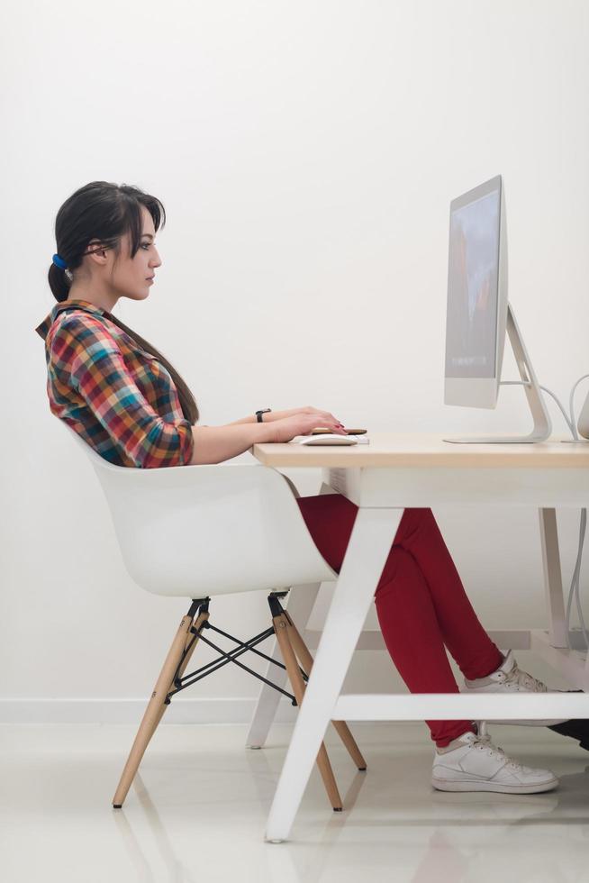 entreprise de démarrage, femme travaillant sur un ordinateur de bureau photo