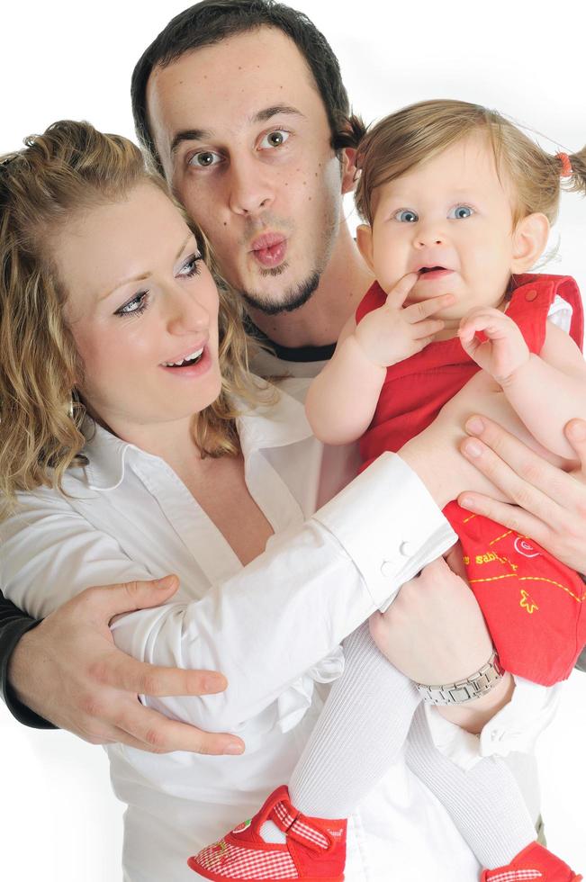 jeune famille heureuse ensemble en studio photo