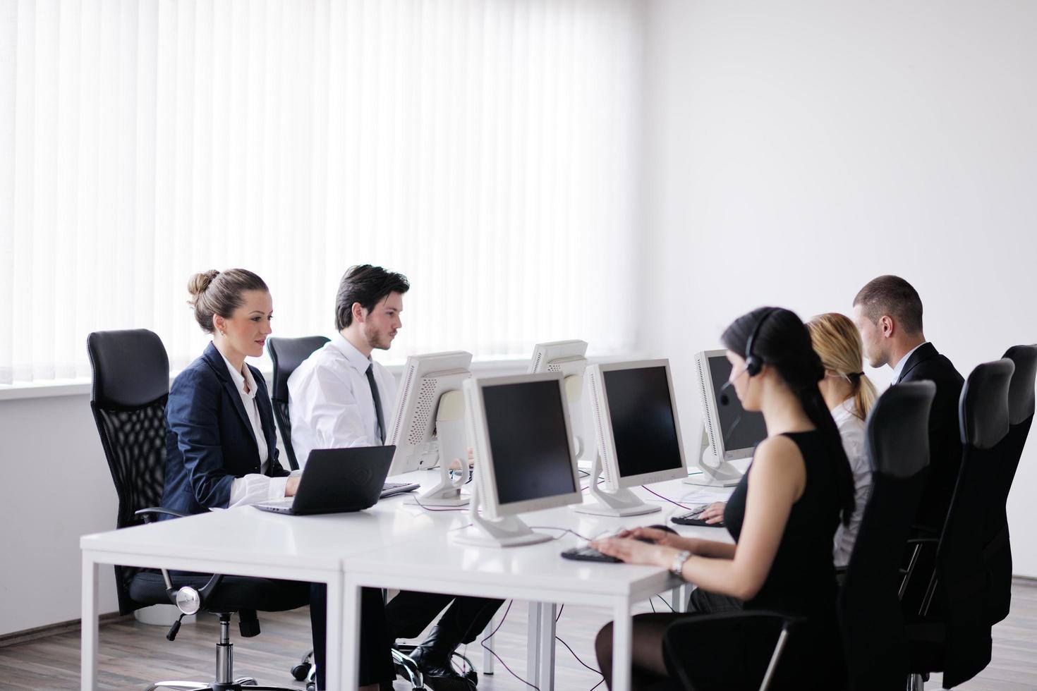 groupe de gens d'affaires travaillant dans le bureau de la clientèle et du service d'assistance photo