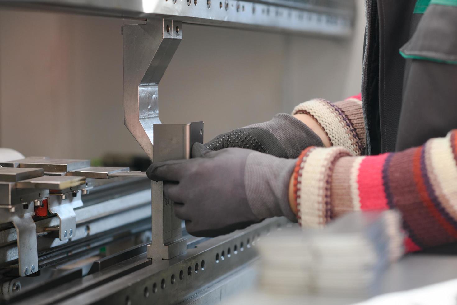 femme travaillant dans une usine moderne et préparant des matériaux pour une machine cnc. photo