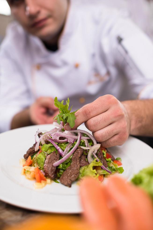 cuisinier chef décorer garnir repas préparé photo