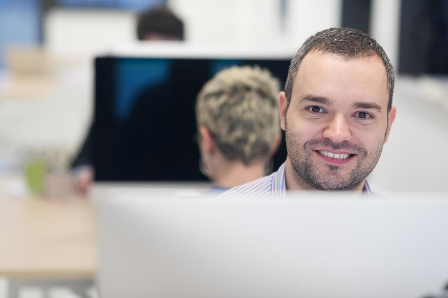 entreprise en démarrage, développeur de logiciels travaillant sur un ordinateur de bureau photo