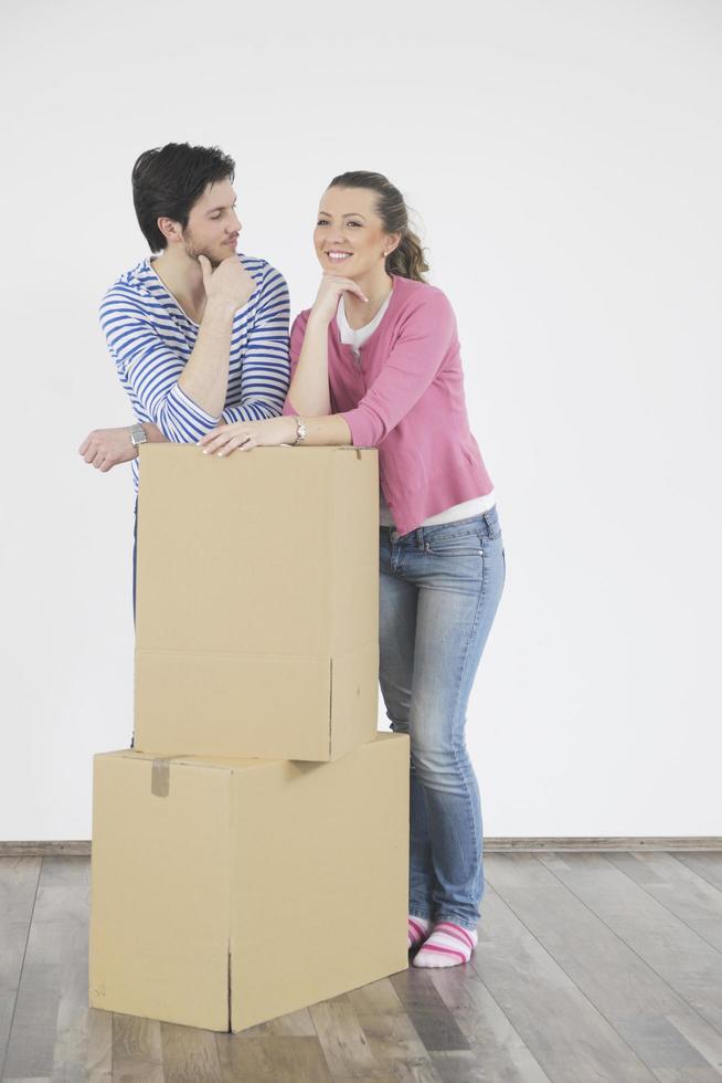 jeune couple emménageant dans une nouvelle maison photo