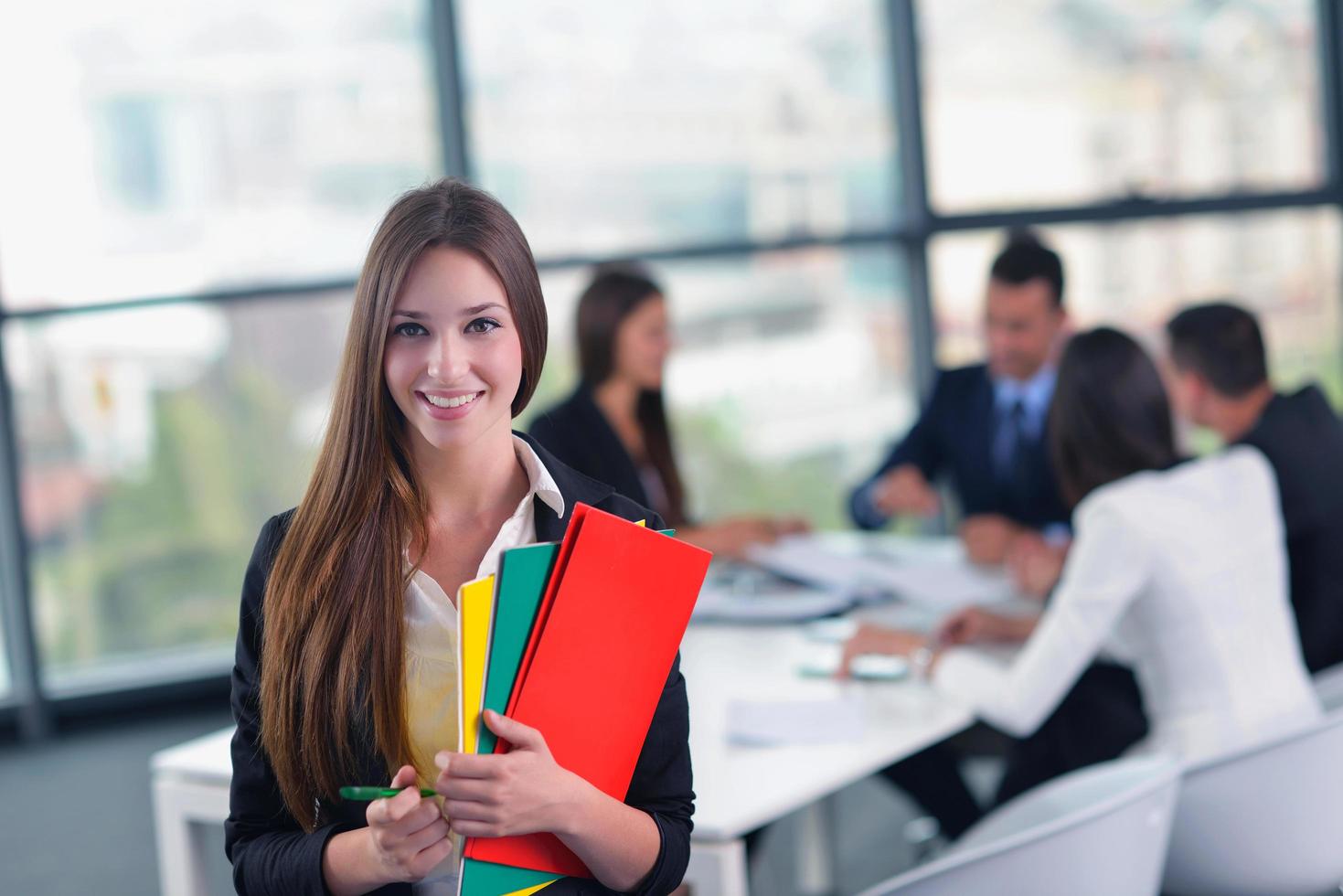 femme d'affaires avec son personnel en arrière-plan au bureau photo