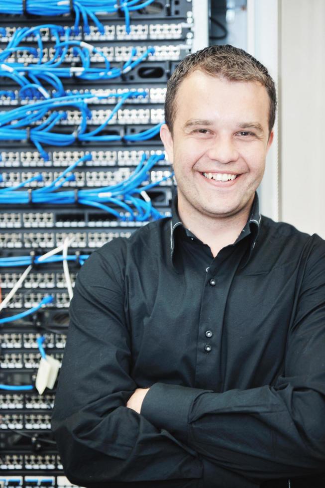 jeune ingénieur informatique dans la salle des serveurs du centre de données photo