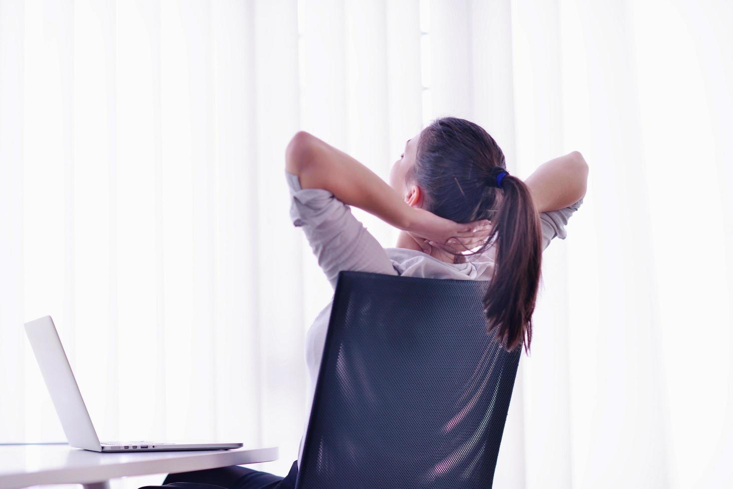 femme d'affaires au bureau photo