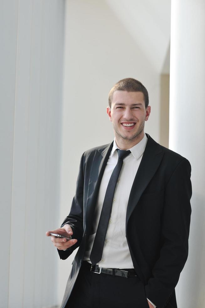 jeune homme d'affaires parle par téléphone portable photo