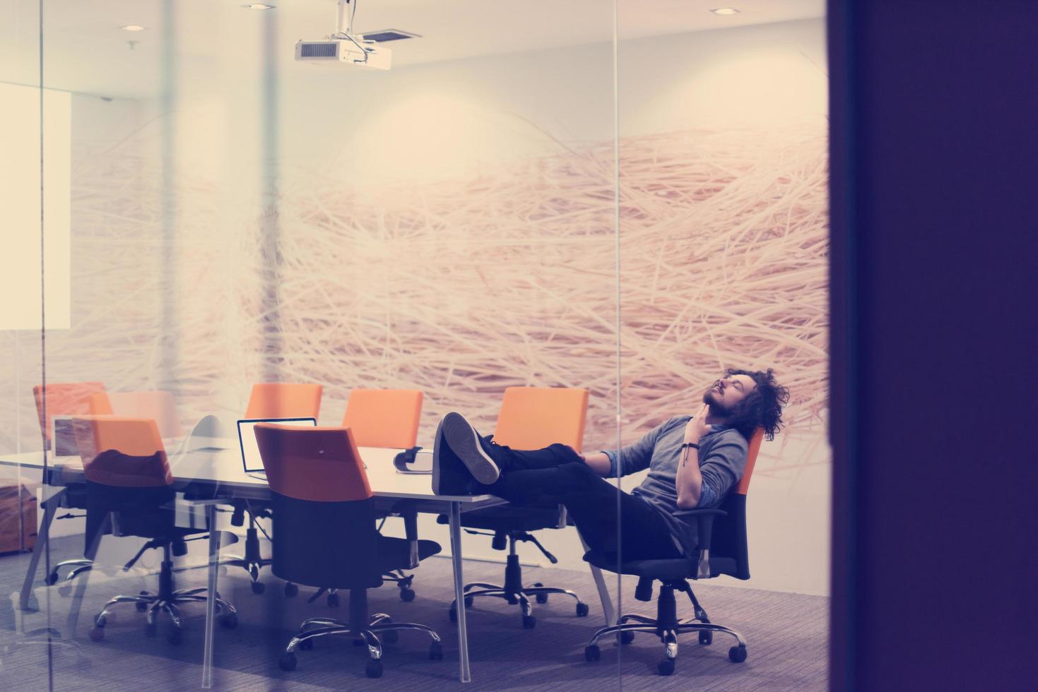 homme d'affaires relaxant au bureau photo