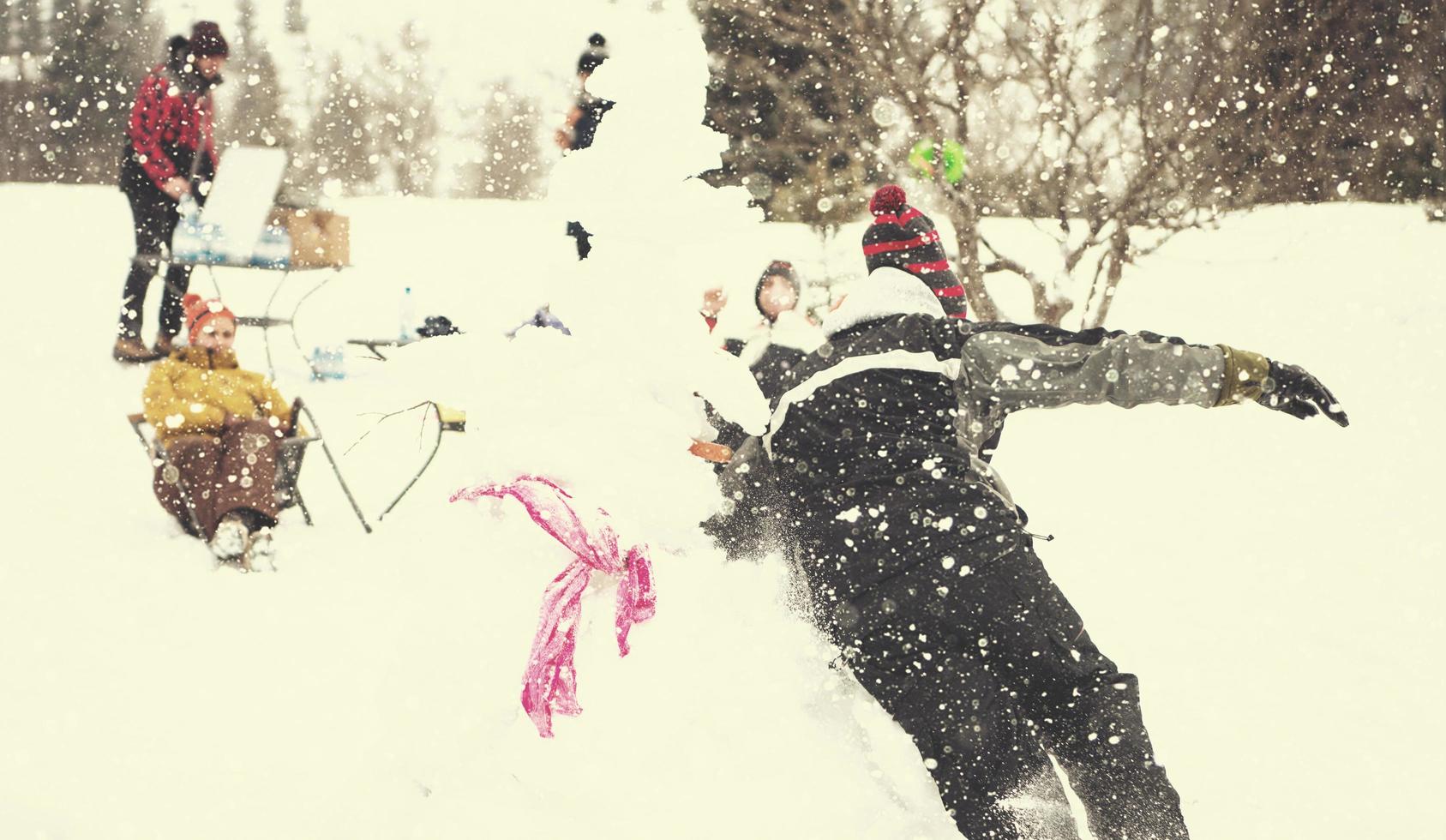 groupe de jeunes s'amusant dans un magnifique paysage d'hiver photo