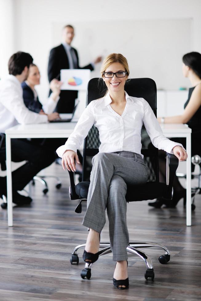 femme d'affaires avec son personnel en arrière-plan photo