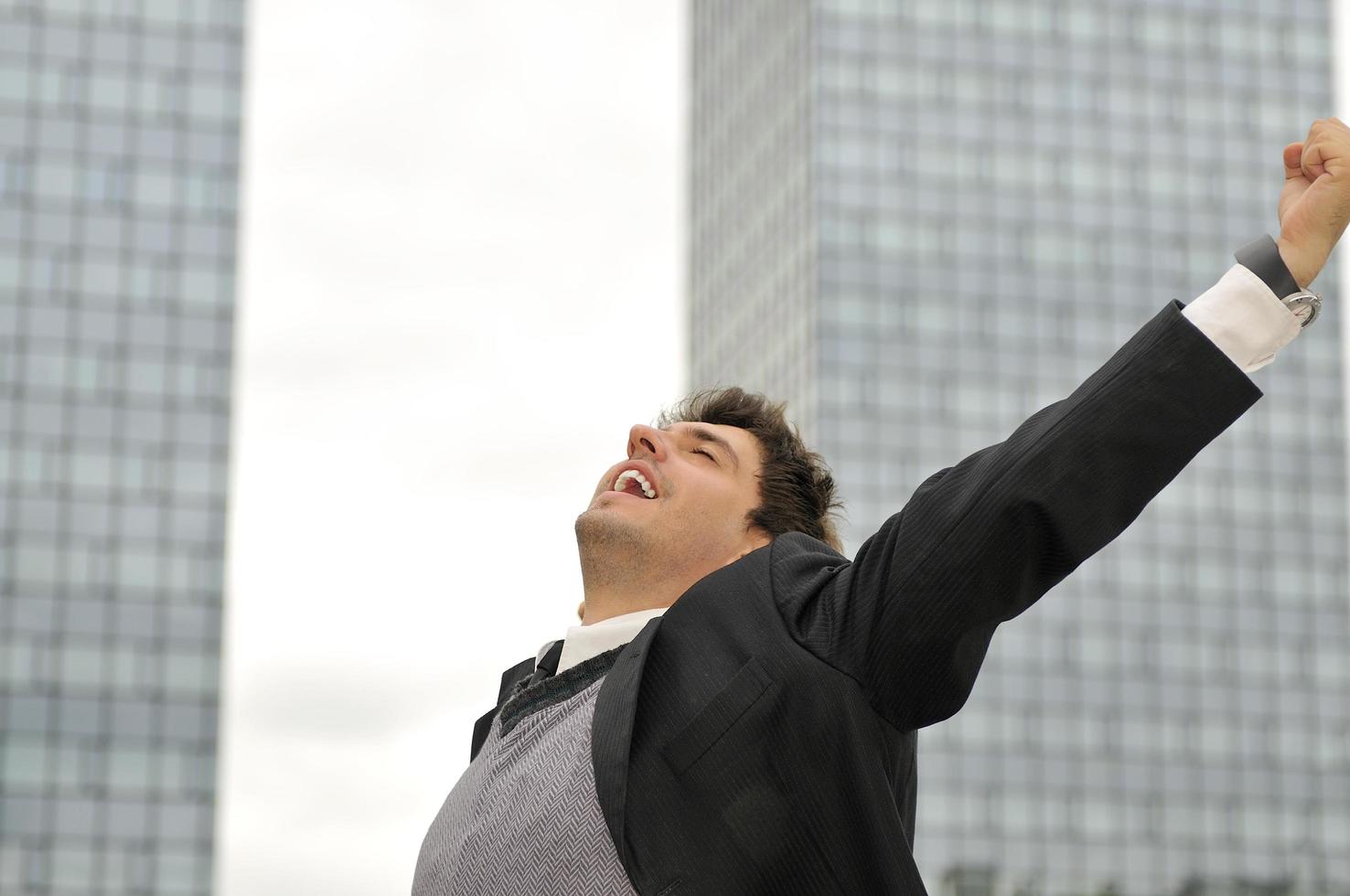 portrait en plein air de jeune et heureux homme d'affaires photo