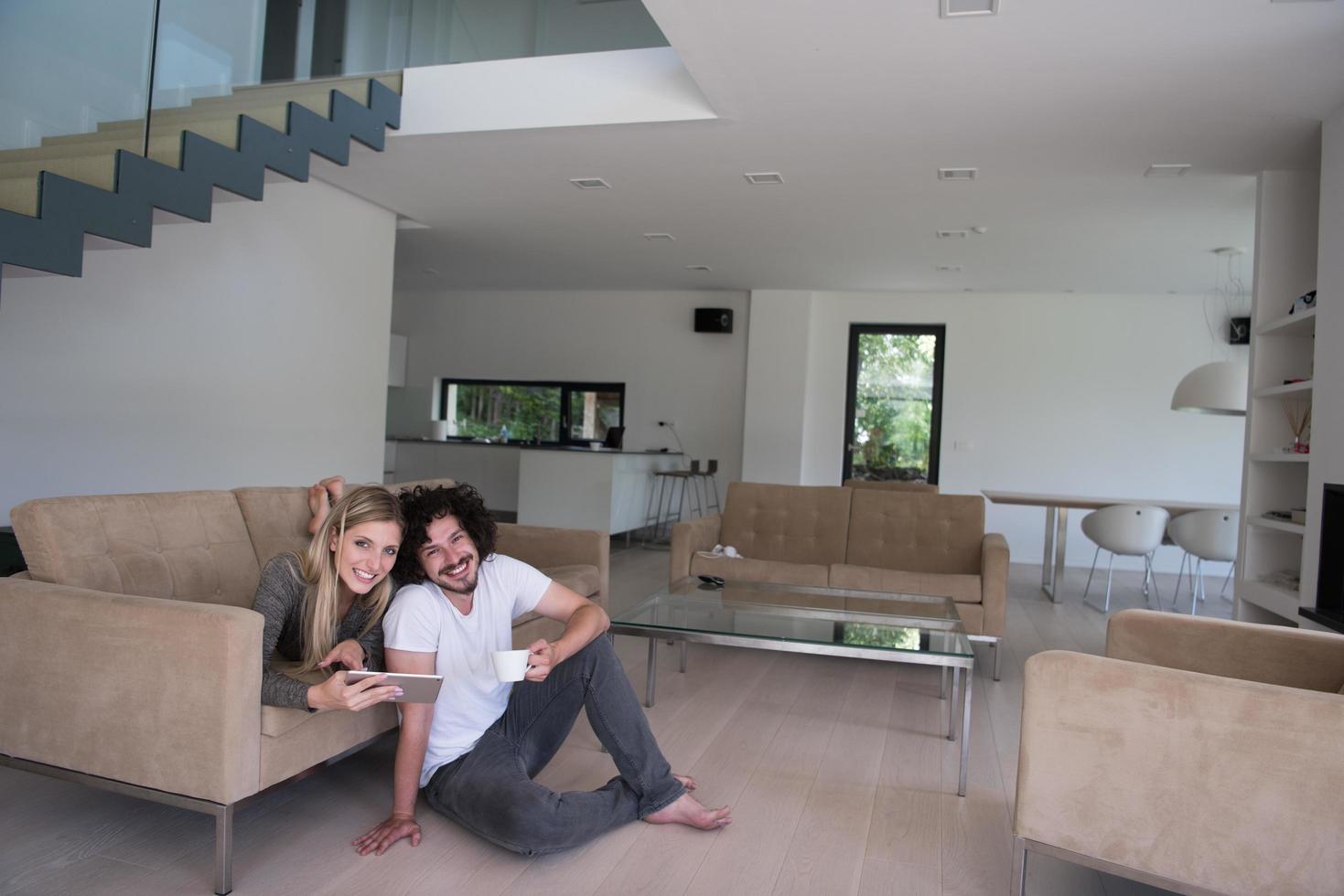 couple se détendre à la maison avec des tablettes photo