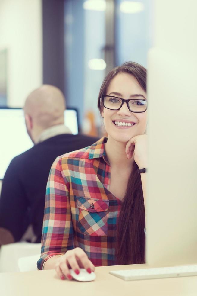 entreprise de démarrage, femme travaillant sur un ordinateur de bureau photo