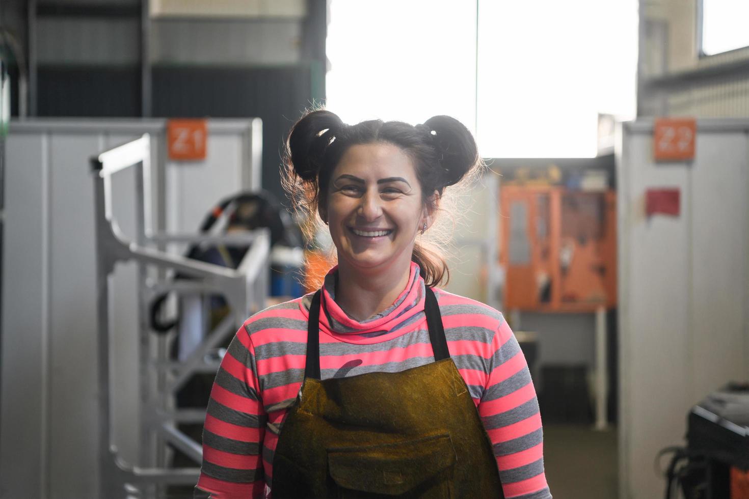 portrait d'une soudeuse tenant un casque et se préparant pour une journée de travail dans l'industrie métallurgique photo