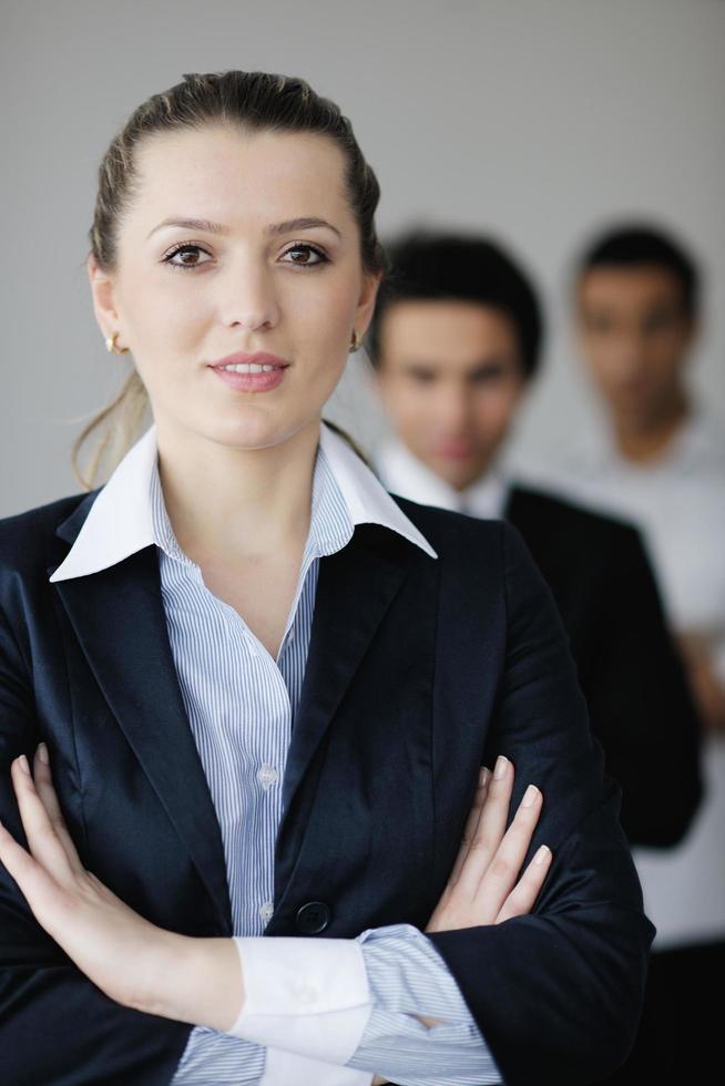 femme d'affaires debout avec son personnel en arrière-plan photo