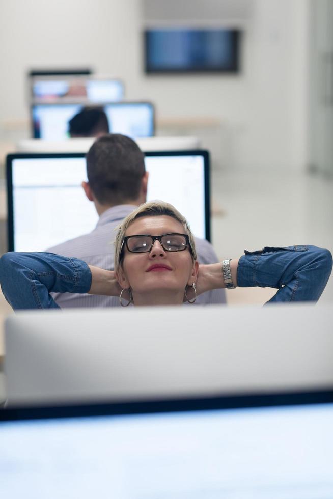 entreprise de démarrage, femme travaillant sur un ordinateur de bureau photo