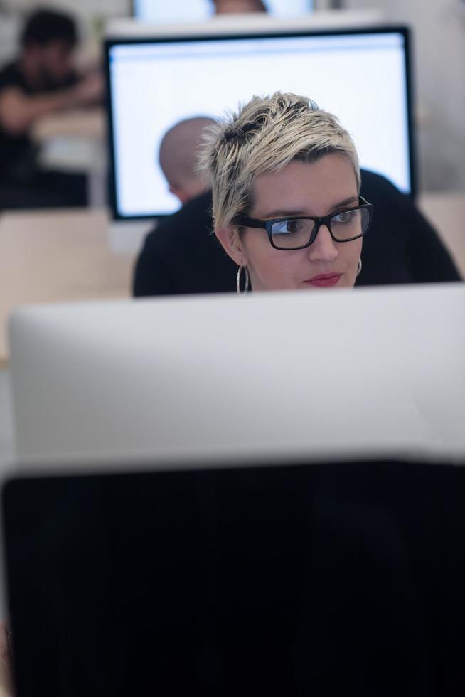 entreprise de démarrage, femme travaillant sur un ordinateur de bureau photo