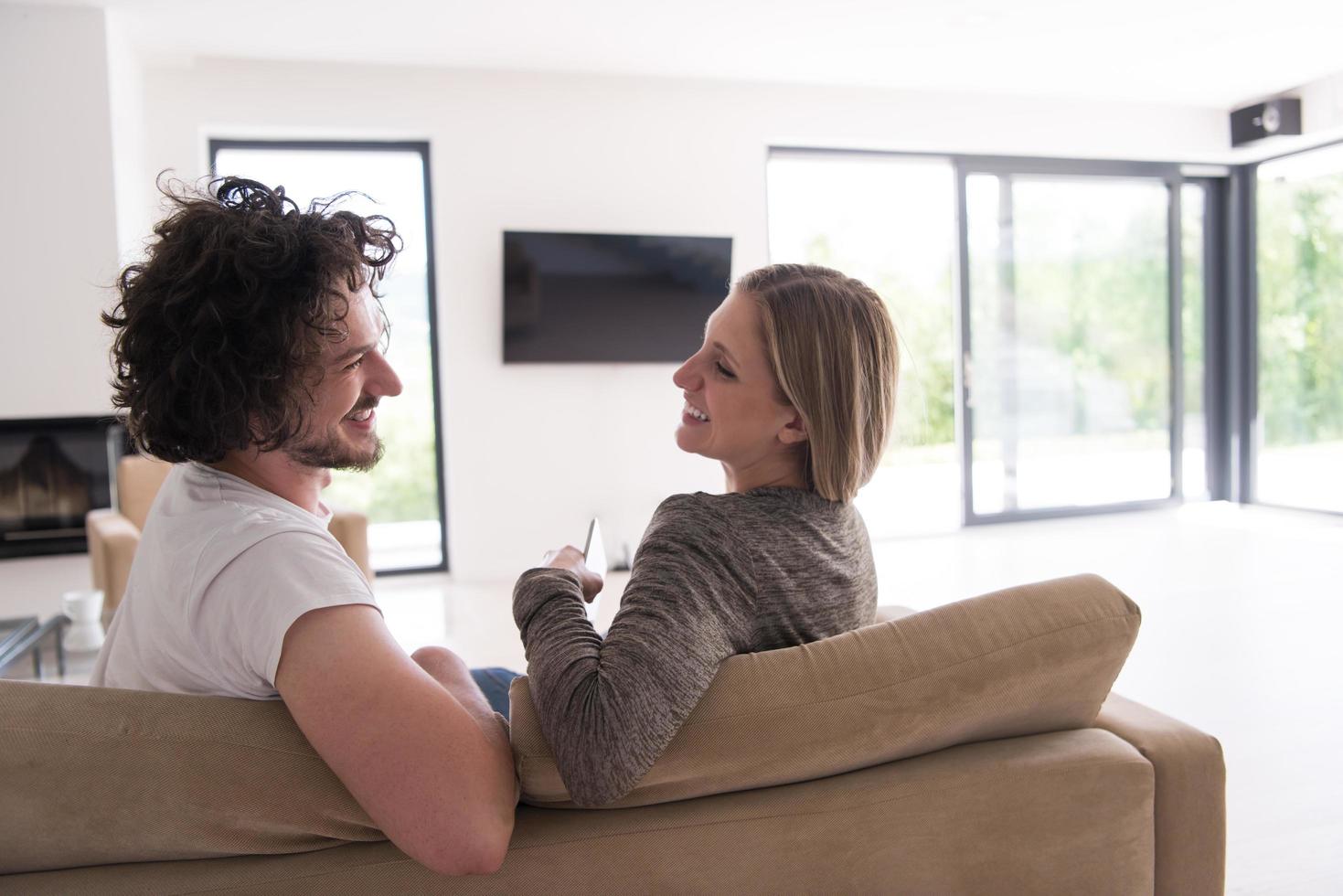 vue arrière du couple regardant la télévision photo