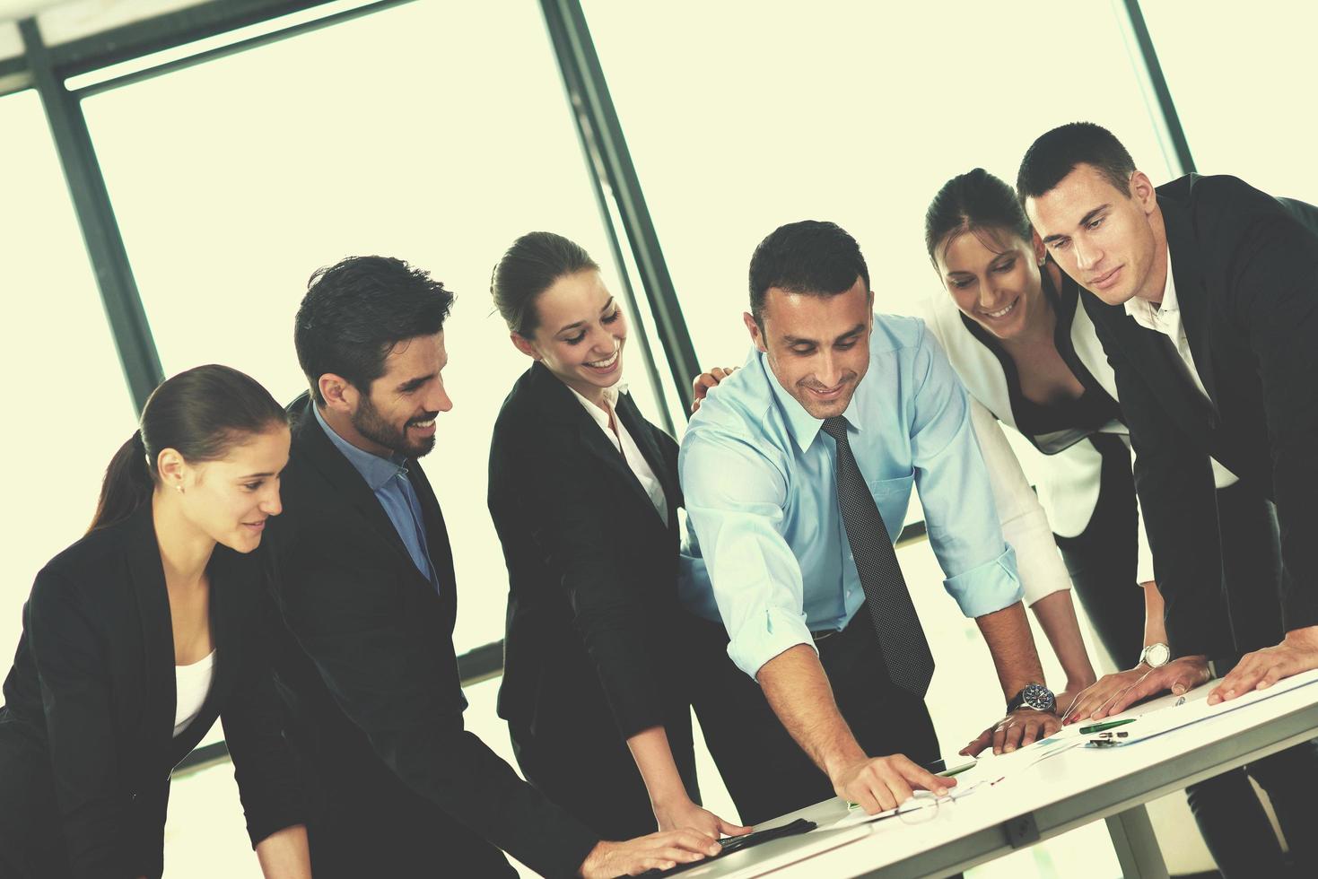 groupe de gens d'affaires lors d'une réunion au bureau photo