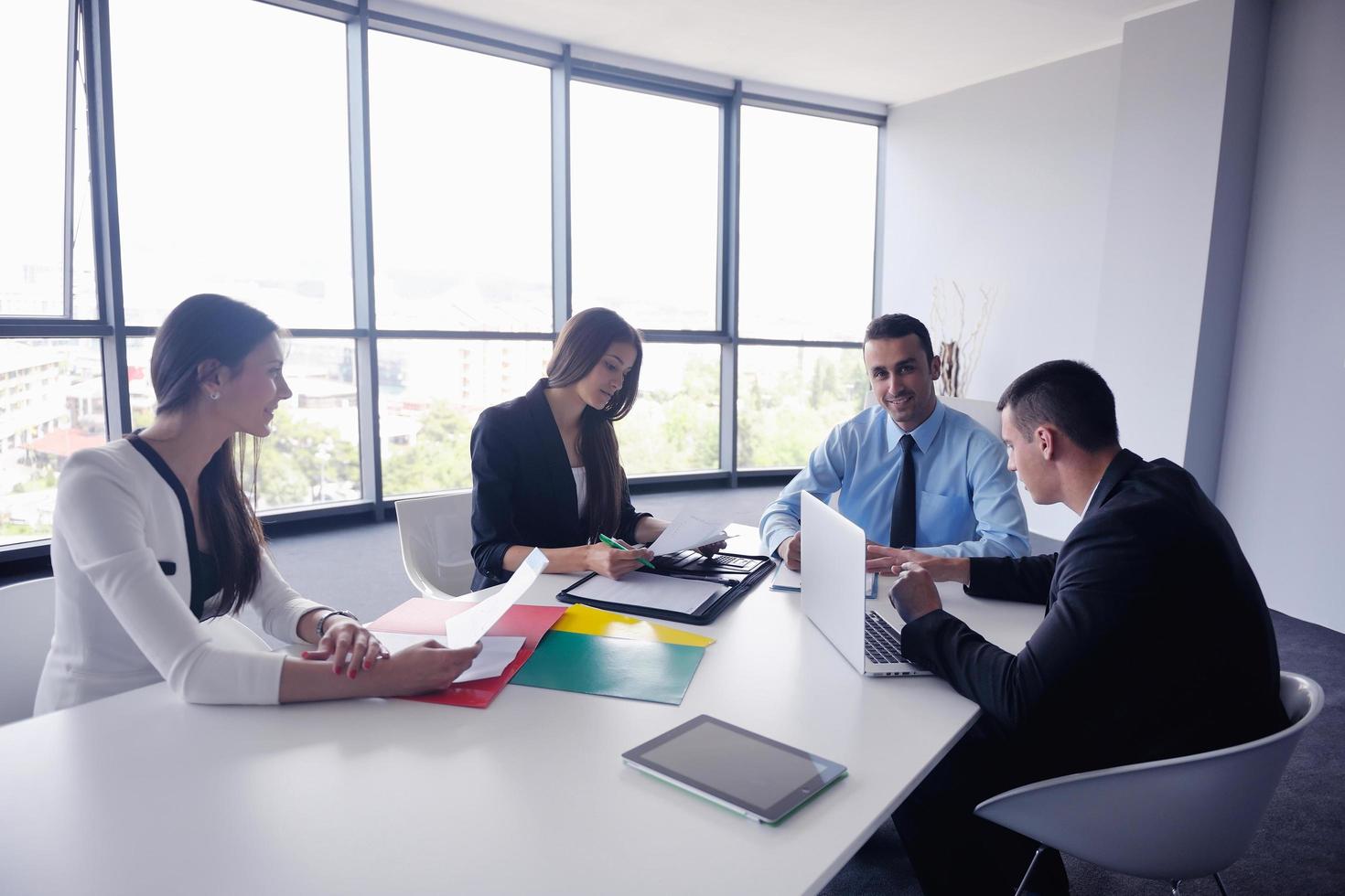 groupe de gens d'affaires lors d'une réunion au bureau photo