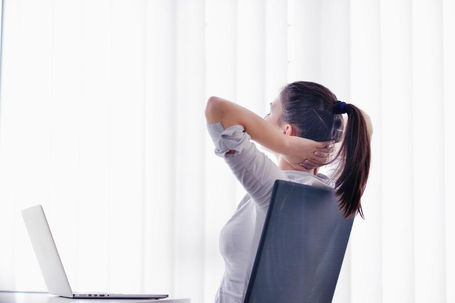 femme d'affaires au bureau photo