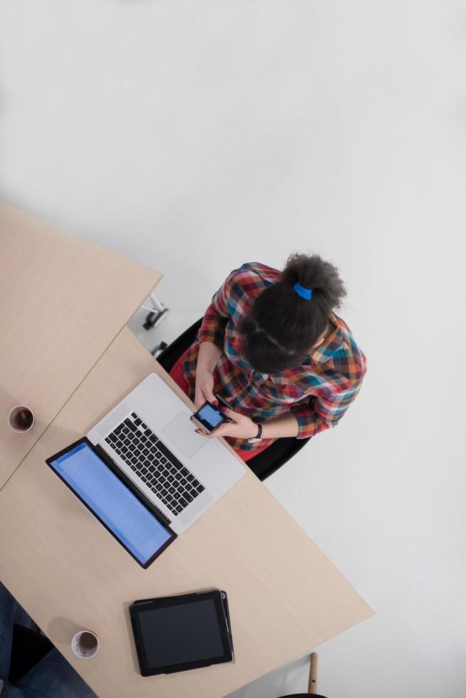 vue de dessus d'une jeune femme d'affaires travaillant sur un ordinateur portable photo