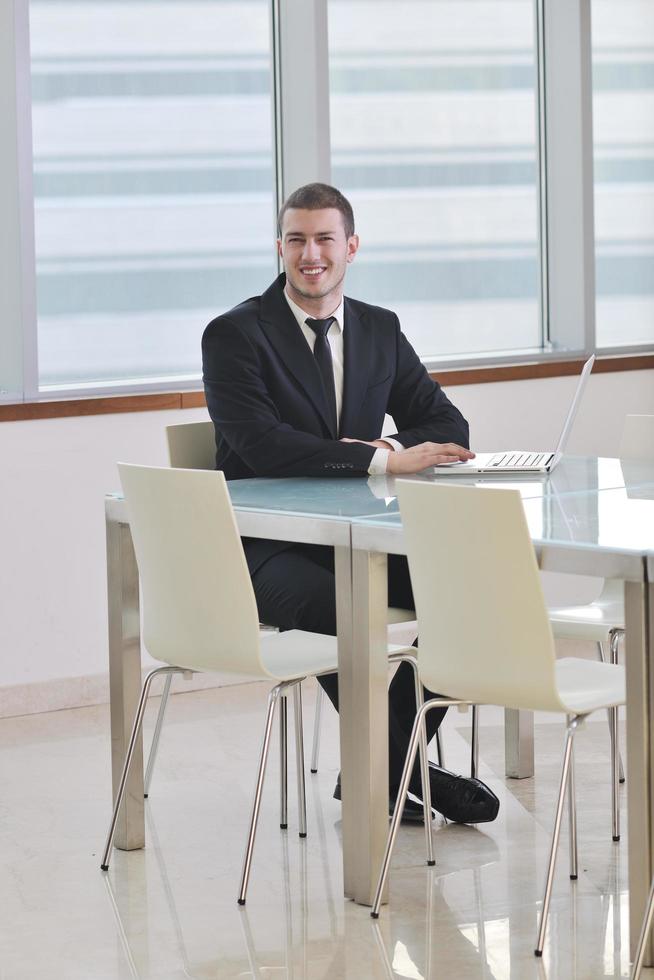 jeune homme d'affaires seul dans la salle de conférence photo