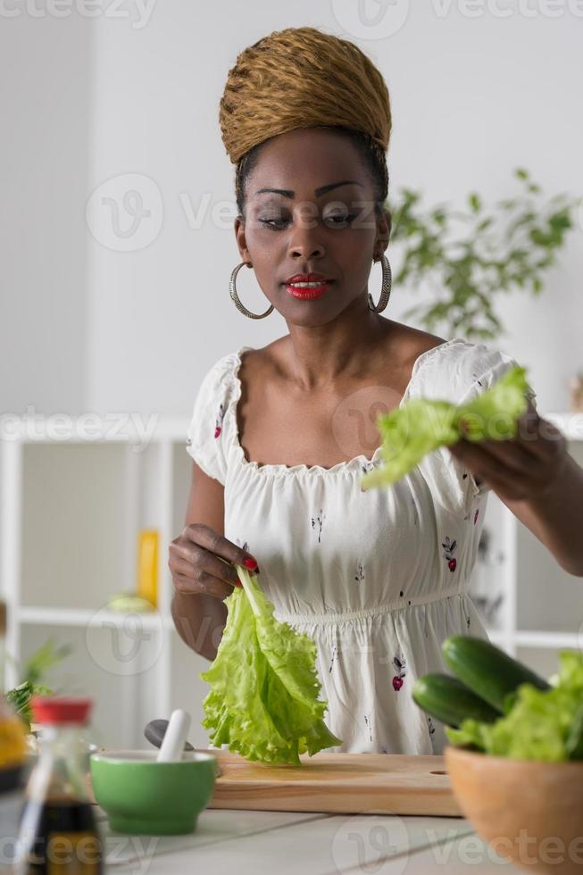 femme, couper, légumes, pour, salade photo