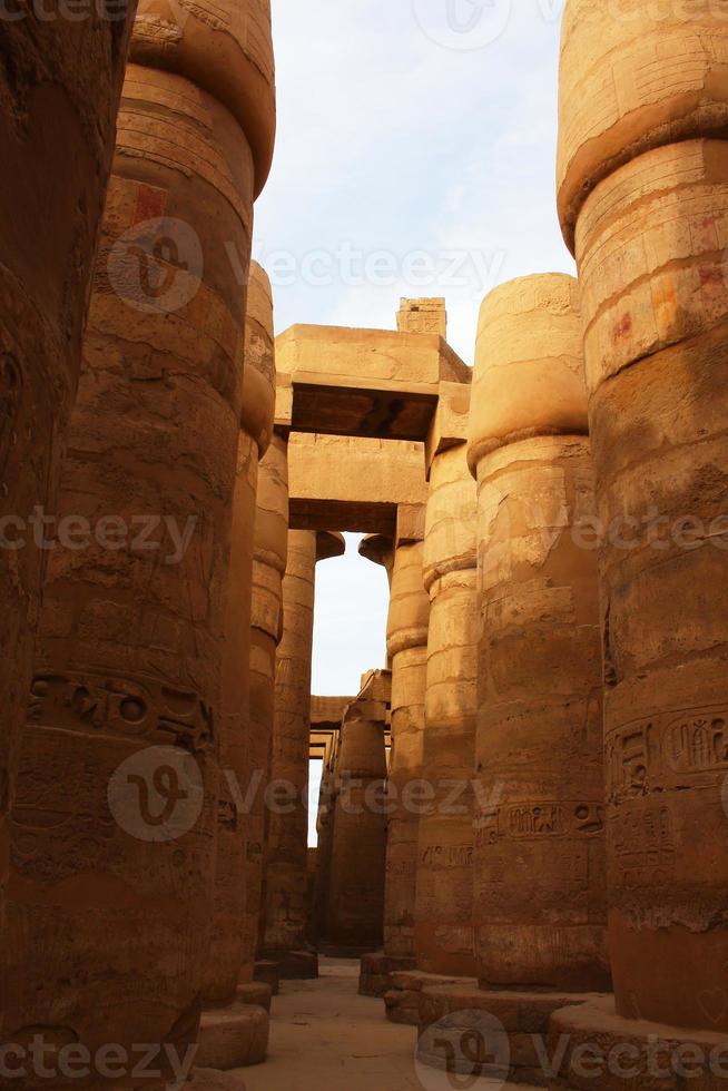 vue de la grande salle hypostyle du temple de karnak photo