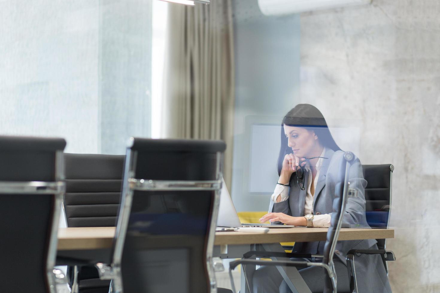 femme d'affaires utilisant un ordinateur portable au bureau de démarrage photo