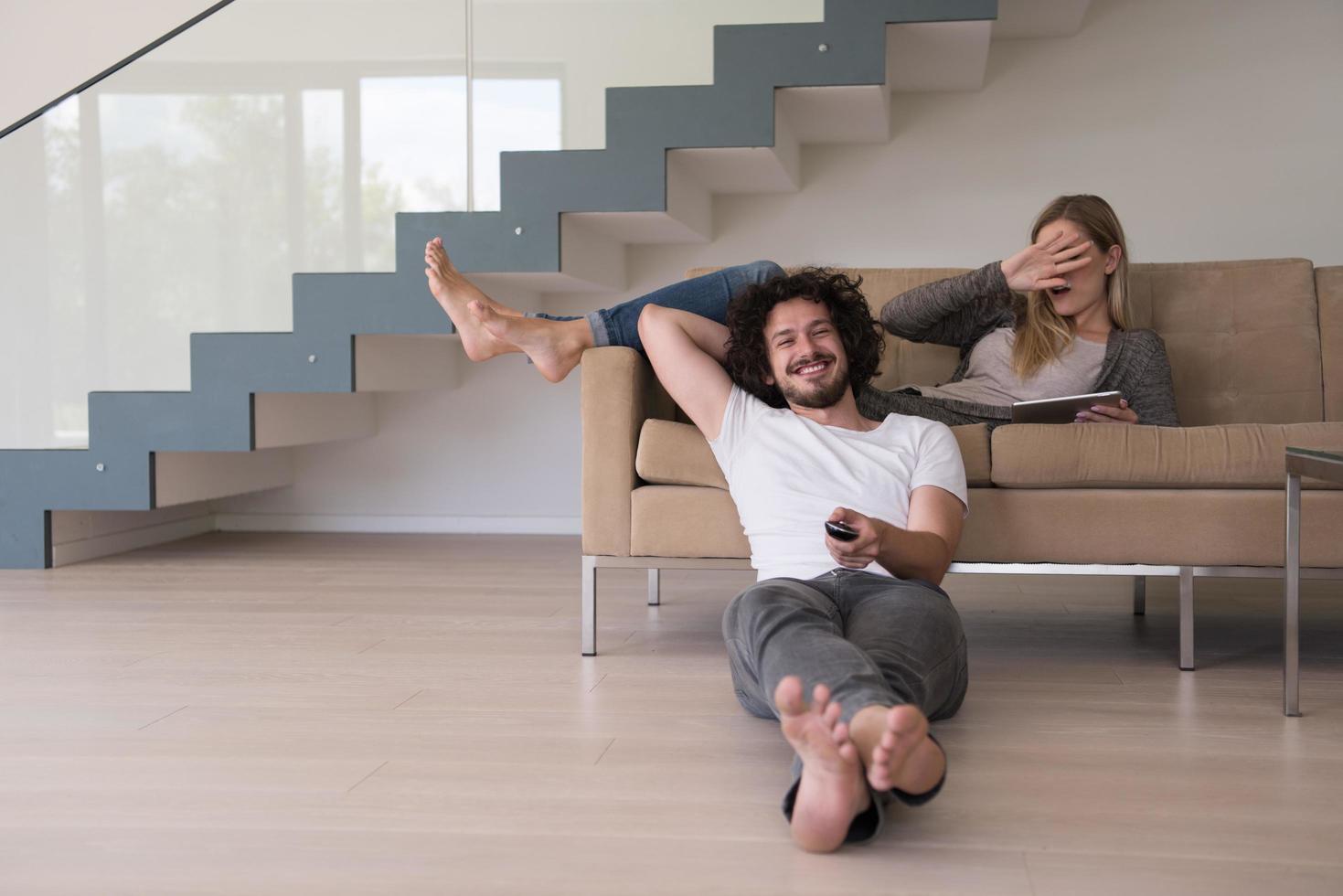 jeune couple se détend dans le salon photo