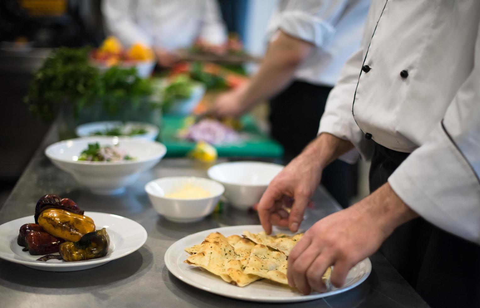 cuisiniers d'équipe et chefs préparant le repas photo