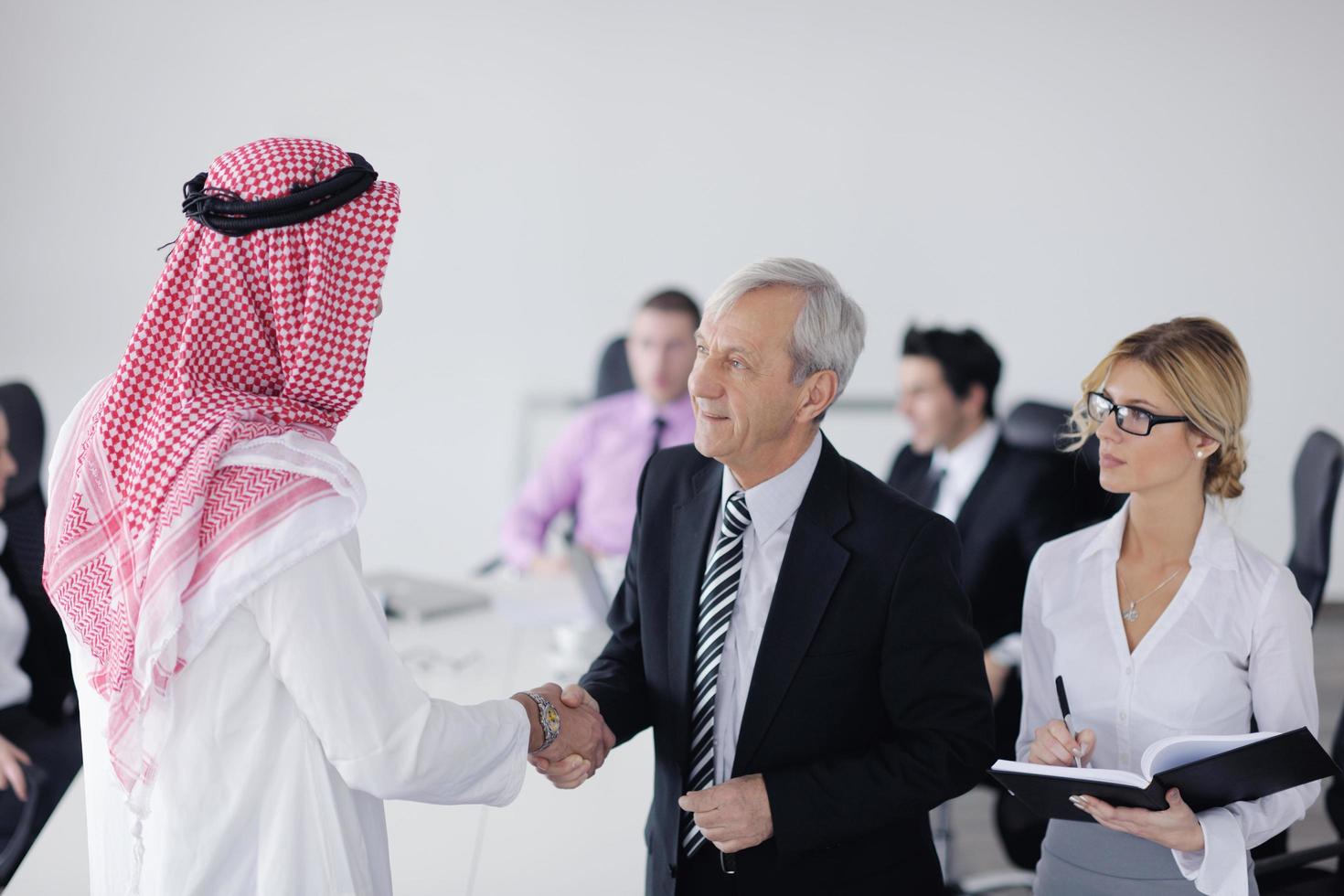 homme d'affaires arabe à la réunion photo