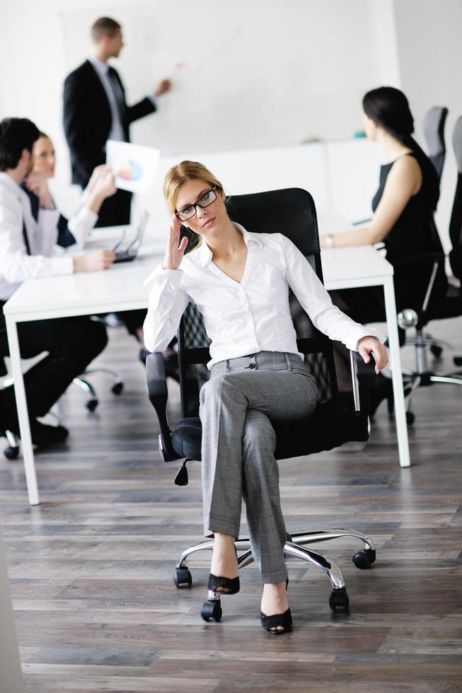 femme d'affaires avec son personnel en arrière-plan photo